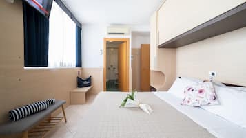 Caja de seguridad en la habitación y decoración personalizada