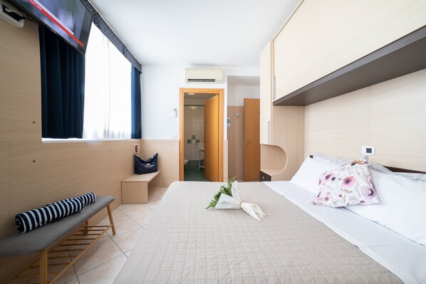 Classic-Dreibettzimmer | Zimmersafe, individuell dekoriert, individuell eingerichtet