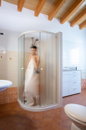 Shower, hair dryer, bidet, towels - Casa Merano Residence & Restaurant Bibione Centro (San Michele al Tagliamento)