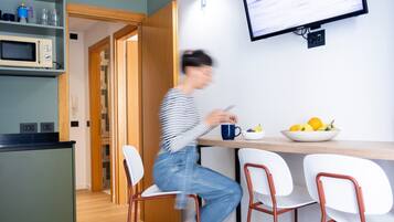 Svit Superior - 1 sovrum - balkong (Kitchenette) | Vardagsrum | 25-tums platt-tv med satellitkanaler, tv och leksaker
