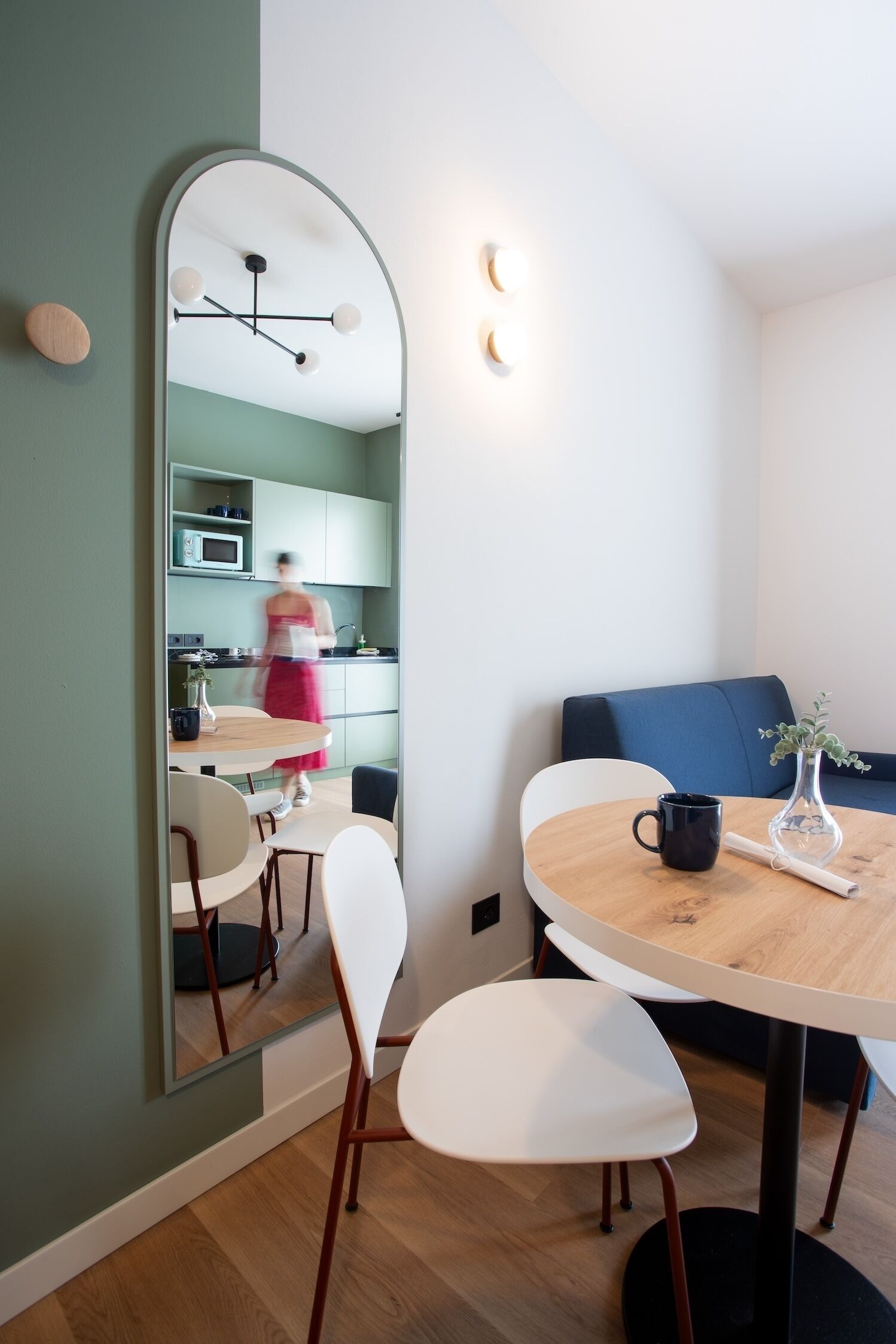 Familien-Suite, 1 Schlafzimmer, Balkon (Kitchenette) | Wohnbereich | 25-Zoll-Flachbildfernseher mit Satellitenempfang, Fernseher