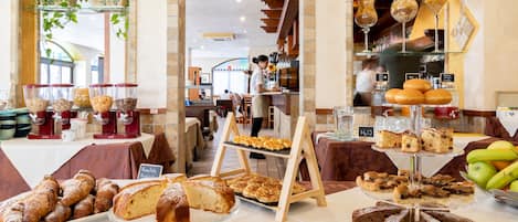 Free daily buffet breakfast