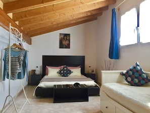 Habitación triple clásica | Caja de seguridad en la habitación y decoración personalizada 