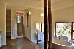 Deep-soaking bathtub, rainfall showerhead, free toiletries, bathrobes - Safari Plains (Bela-Bela)