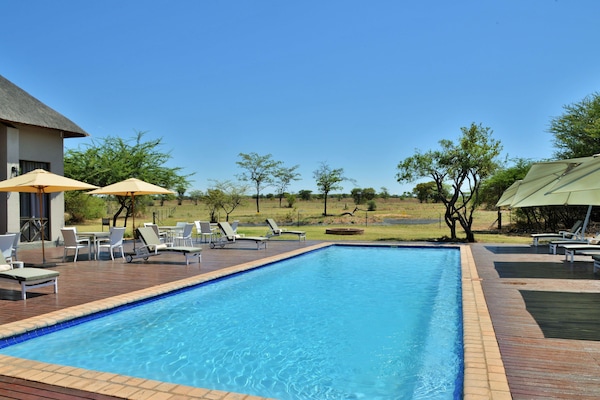 Utendørsbasseng, bassengparasoller og solsenger