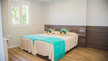 Twin kamer | Een kluis op de kamer, individueel gedecoreerd, individueel gemeubileerd