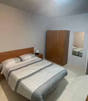 3 habitaciones, tabla de planchar con plancha, internet y ropa de cama 