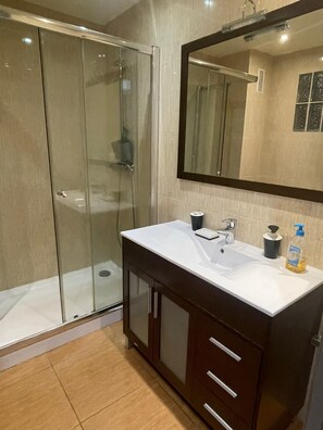 Een douche, een haardroger, handdoeken