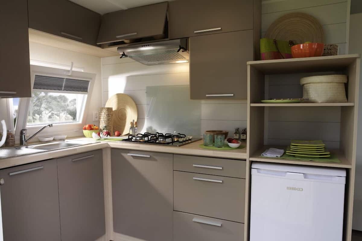 Mobile Home (Grand Large Premium) | Private kitchen | Coffee/tea maker, fridge, microwave, stovetop