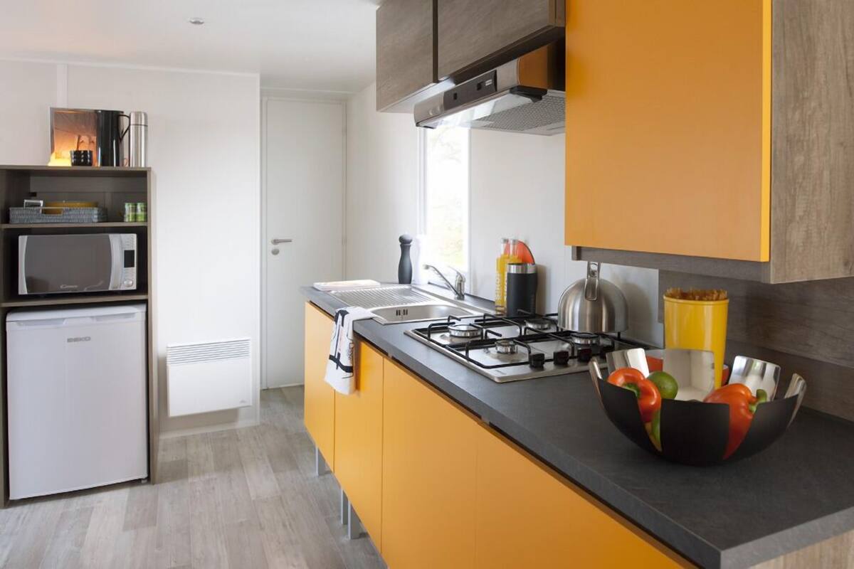Mobile Home (Déclick Confort) | Private kitchenette | Coffee/tea maker, fridge, microwave, stovetop