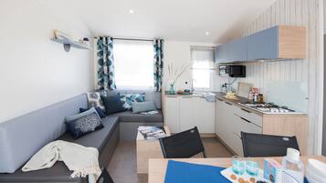 Mobile Home (Atlantique Premium) | Living area | Flat-screen TV