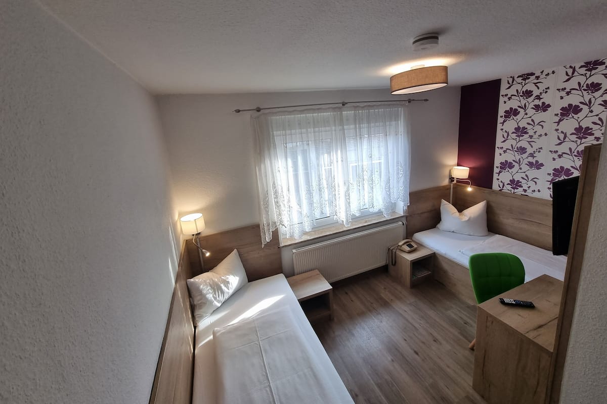 Eenvoudige Twin kamer | Gratis wifi, beddengoed