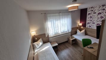 Habitación básica con 2 camas individuales | Wifi gratis y ropa de cama