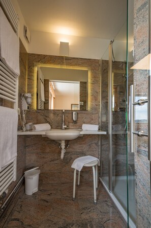 Superior Double Room | Bathroom | Shower, free toiletries, hair dryer, towels - Pension Margarethe (Biedenkopf)