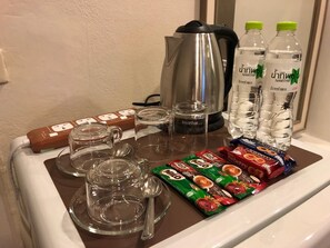 Tủ lạnh, dụng cụ pha cà phê/trà, ấm điện 