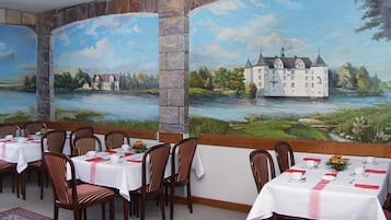 Tägliches Frühstücksbuffet (9 EUR pro Person)