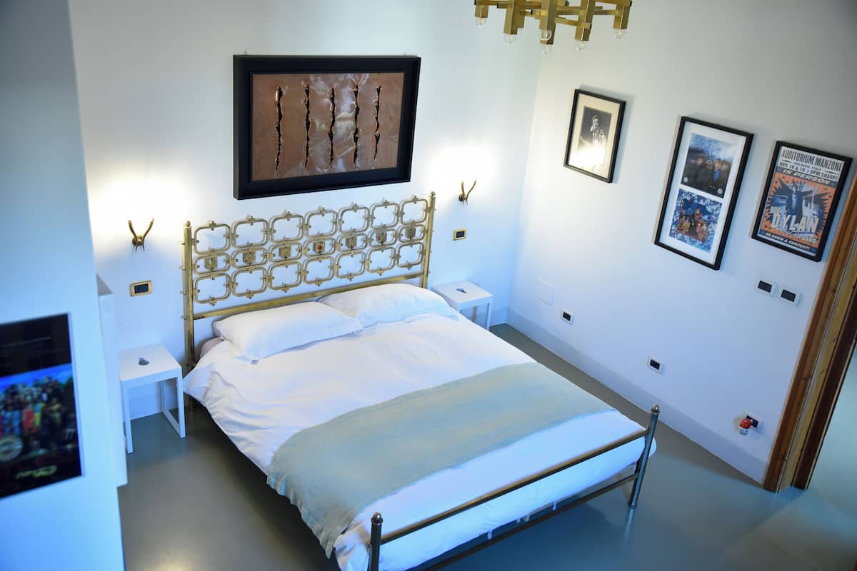 Værelse til 3 personer | 1 soveværelse, minibar, pengeskab på værelset, individuelt design