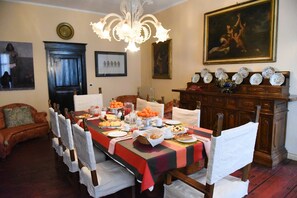 Tägliches Frühstücksbuffet gegen Gebühr