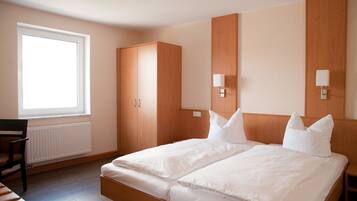 Apartment (3) | Hypo-allergenic bedding, desk, iron/ironing board, free WiFi