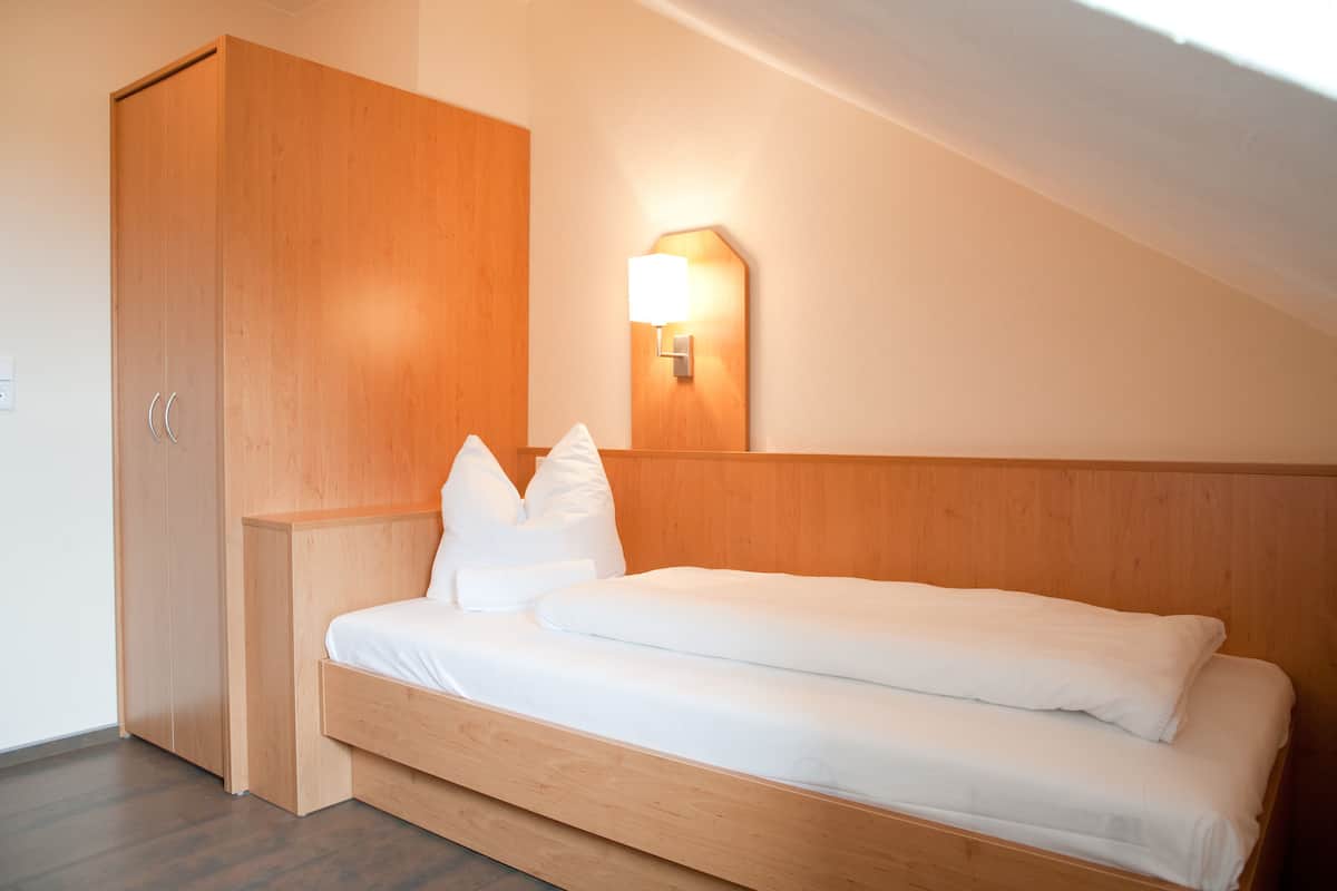 Ropa de cama hipoalergénica, escritorio y tabla de planchar con plancha