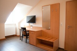 Apartment (4 Single Rooms) | Hypo-allergenic bedding, desk, iron/ironing board, free WiFi - Apartmenthaus Wesertor (Kassel)