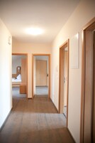 Ropa de cama hipoalergénica, escritorio y tabla de planchar con plancha 