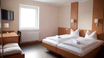 Hypo-allergenic bedding, desk, iron/ironing board, free WiFi