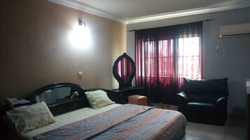 Quarto casal luxo | Escrivaninha, roupa de cama