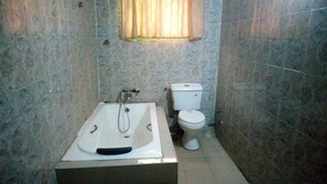 Deluxe Room | Bathroom | Bathtub, deep-soaking bathtub, free toiletries, towels
