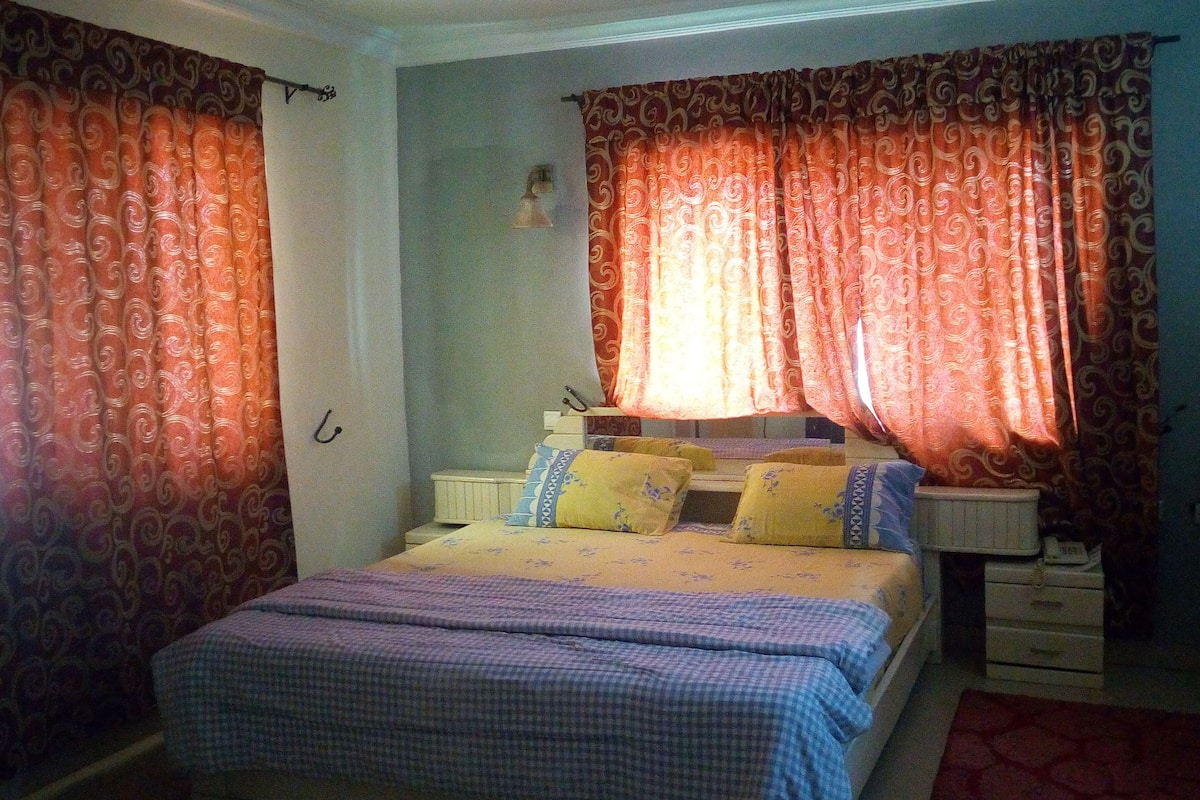 Deluxe Room | Desk, bed sheets