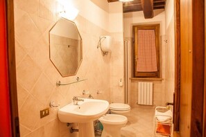 Apartment, 2 Schlafzimmer | Badezimmer | Dusche, Bidet, Handtücher
