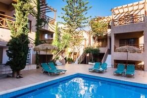 Seasonal outdoor pool, open 9 AM to 8:00 PM, pool umbrellas - Anna Maria (Hersonissos)