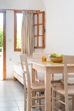 Standardlejlighed - flere senge - ikke-ryger | Spisning på værelset