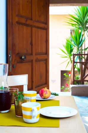 Standard Apartment, 3 Single Beds, Non Smoking | In-room dining