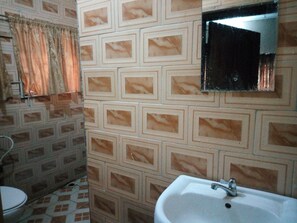 Shower, free toiletries, towels