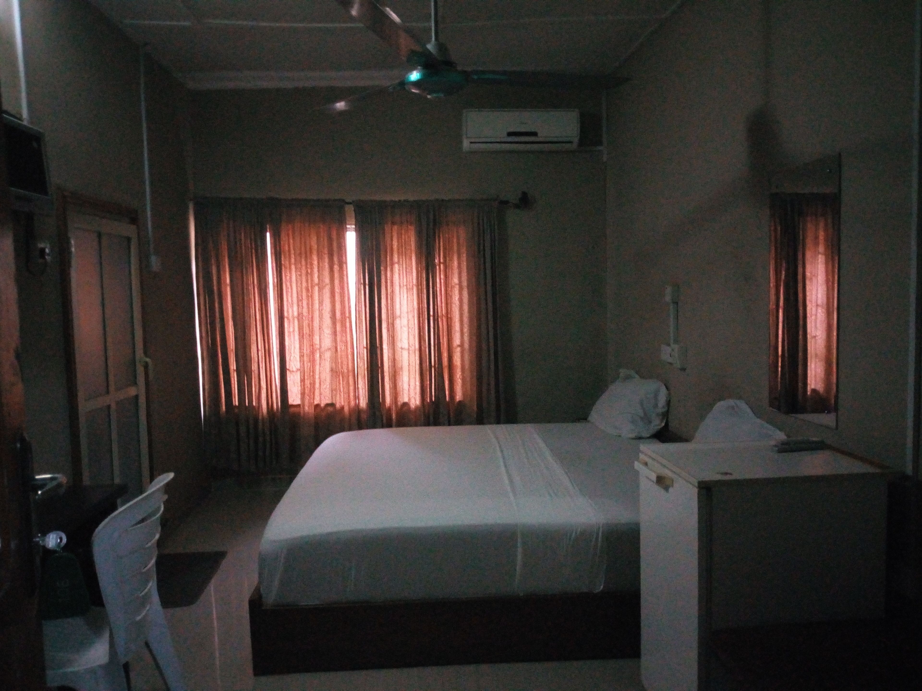 Minibar, bàn, bộ trải giường 
