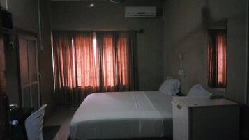Executive Room | Minibar, desk, bed sheets