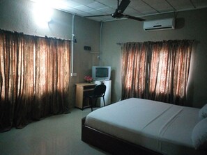 Kamar Royal | Minibar, meja kerja, dan seprai linen