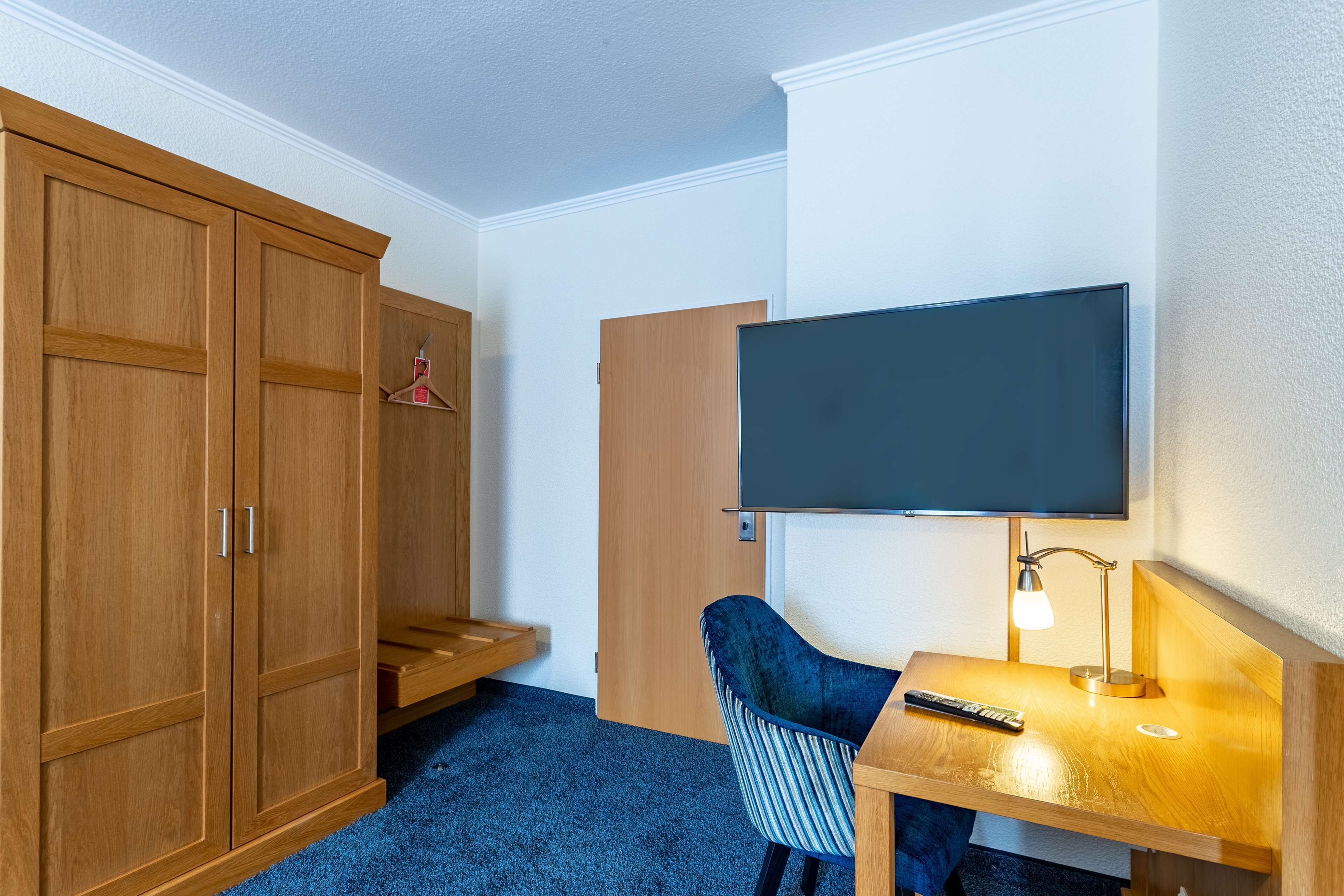 family room | 1 bedroom, hypo-allergenic bedding, desk, laptop workspace