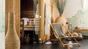 Un sauna de madera con un banco de madera, un jarrón tejido grande y una pared de azulejos.