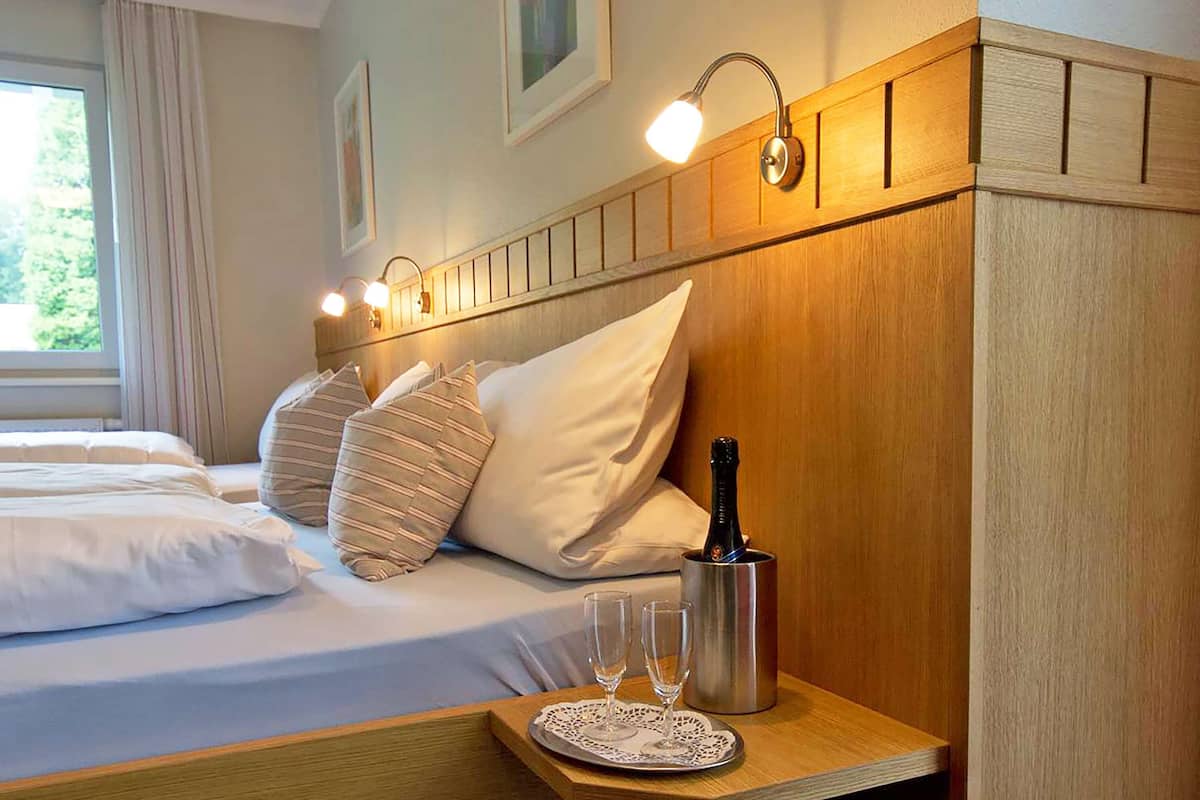 1 bedroom, hypo-allergenic bedding, desk, laptop workspace