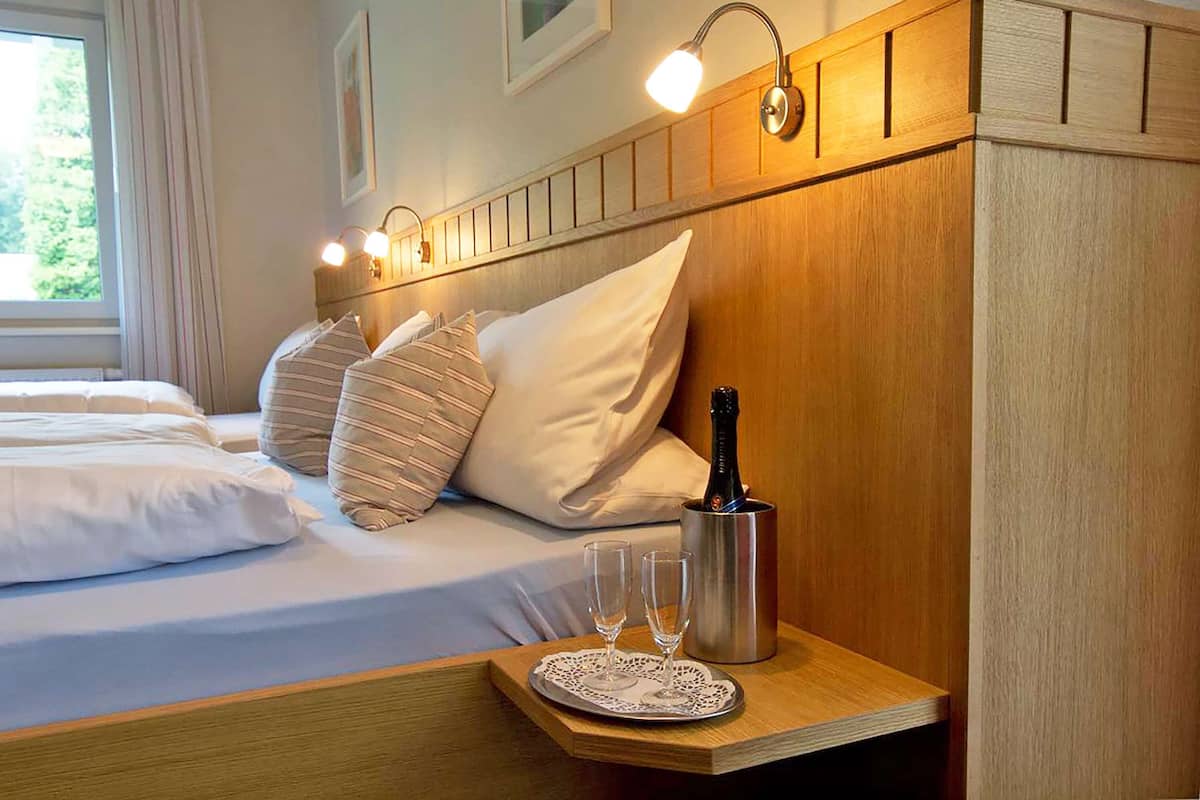 1 bedroom, hypo-allergenic bedding, desk, laptop workspace