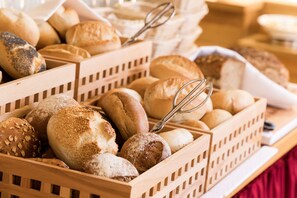 Holzkisten gefüllt mit verschiedenen Brotsorten.