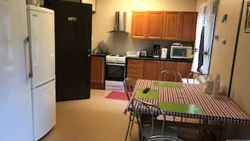 Full-sized fridge, microwave, oven, stovetop