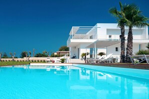 Seasonal outdoor pool, pool umbrellas, sun loungers - Blumarine (Modica)