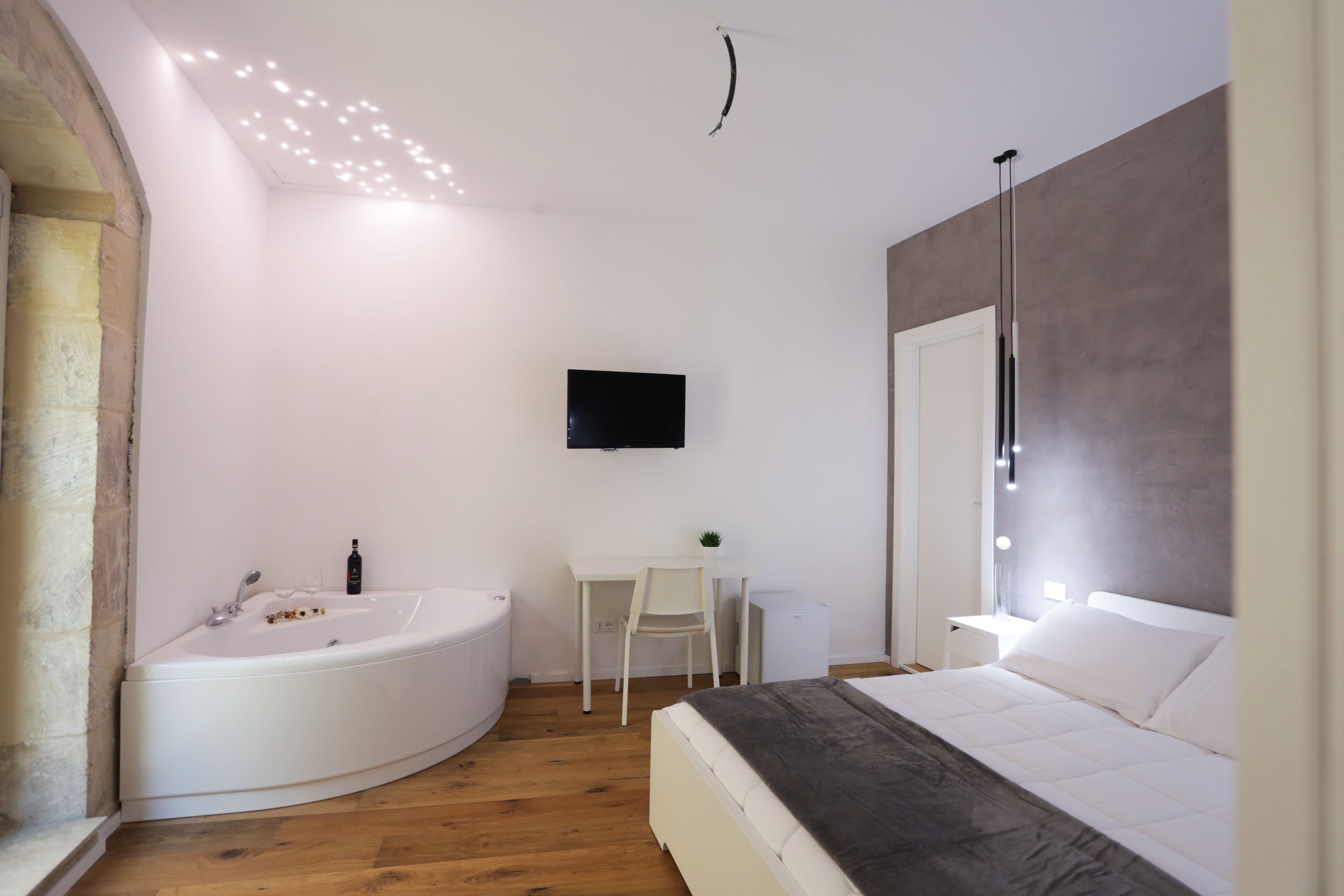 Honeymoon-Doppelzimmer, Whirlpool, Blick auf den Innenhof | Bettwäsche aus ägyptischer Baumwolle, hochwertige Bettwaren