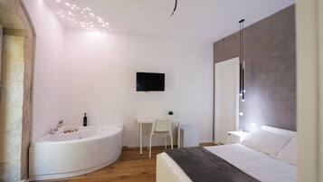 Honeymoon-Doppelzimmer, Whirlpool, Blick auf den Innenhof | BettwÀsche aus Àgyptischer Baumwolle, hochwertige Bettwaren