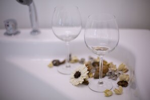 Honeymoon-Doppelzimmer, Whirlpool, Blick auf den Innenhof | Badezimmer