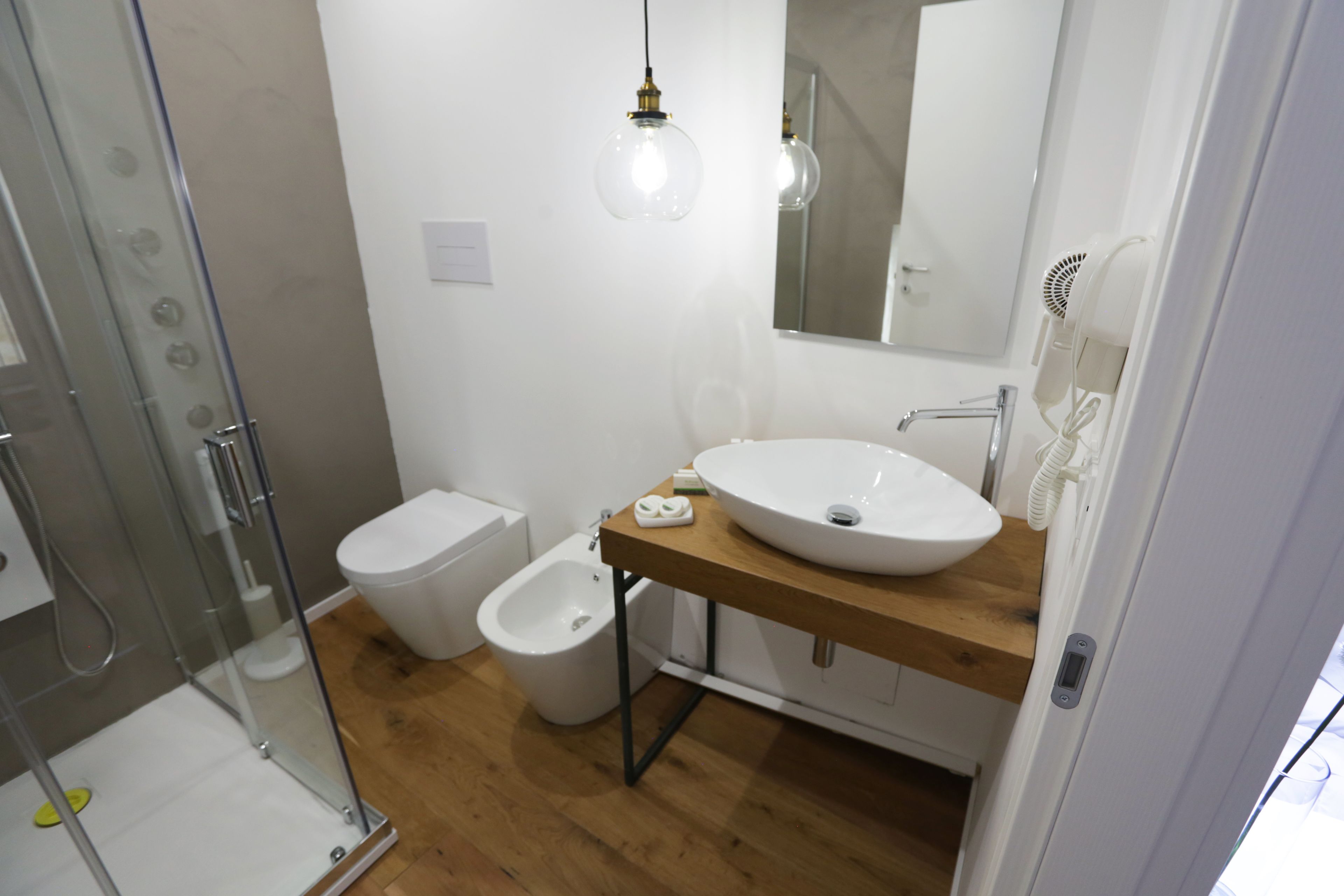 Honeymoon-Doppelzimmer, Whirlpool, Blick auf den Innenhof | Badezimmer | Dusche, Regendusche, kostenlose Toilettenartikel, Haartrockner