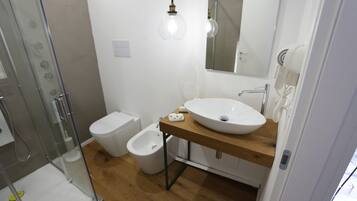 Honeymoon-Doppelzimmer, Whirlpool, Blick auf den Innenhof | Badezimmer | Dusche, Regendusche, kostenlose Toilettenartikel, Haartrockner